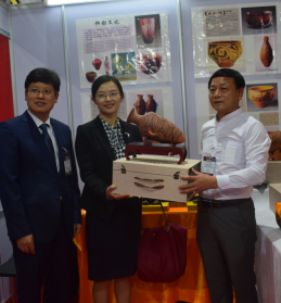 中國(guó)駐泰國(guó)大使館參贊煅煉女士親臨展會(huì)現(xiàn)場(chǎng)，并收藏了劉新安制作的彩陶代表作《小口尖底瓶》